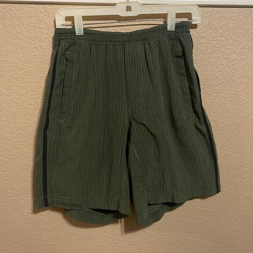 Lululemon men’s shorts (M)